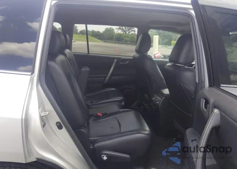 2013 Toyota Highlander Se V6 z USA, uszkodzony, nr VIN 5TDBK3EH9DS183274